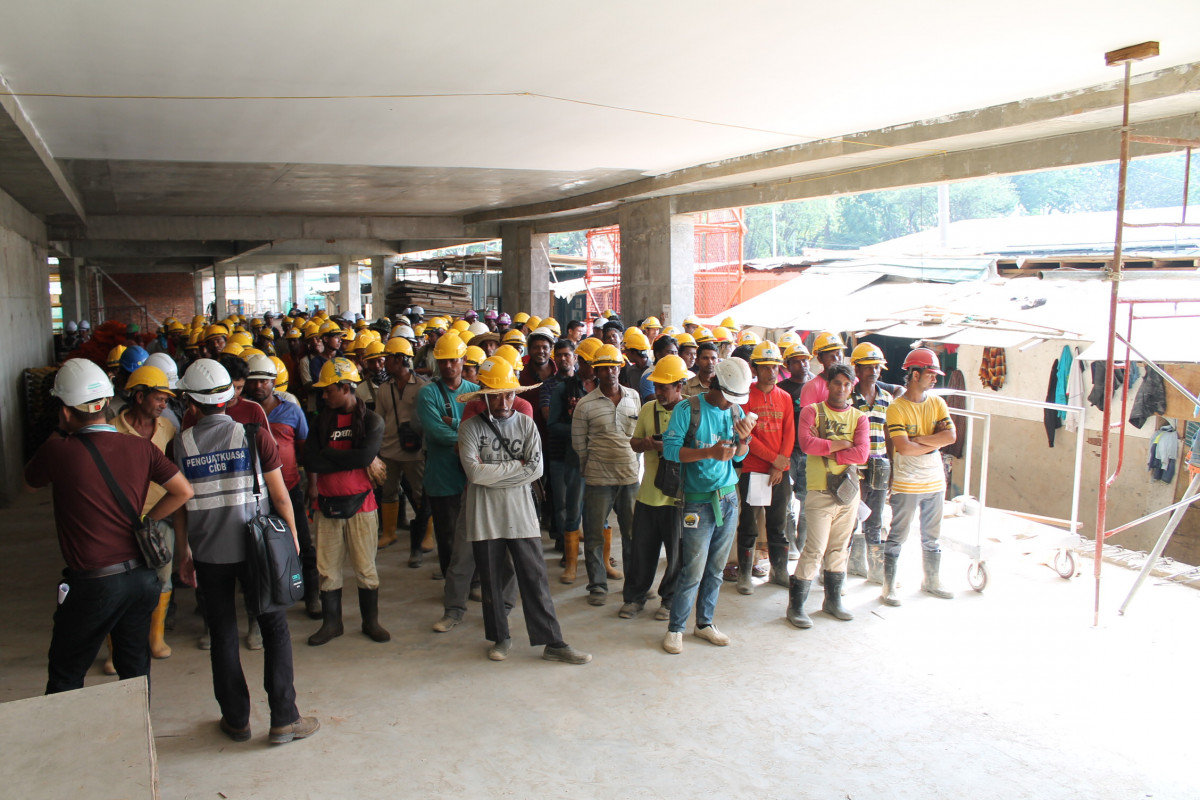 Caption: Workers during a construction site inspection (Operasi Penguatkuasaan Bersepadu) conducted by CIDB. (Photo by EdgeProp.my)