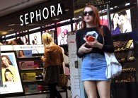 aust_shopping_afp.jpg by AFP for The Edge
